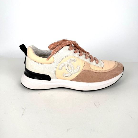 CHANEL CC Interlocking Multicolor Logo Light Beige, Gray 22P Sneakers - Picture 3 of 11